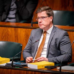 Keskustan kansanedustaja Pekka Aittakumpu eduskunnan istuntosalissa.