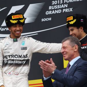 Dimitrij Kozkov gratulerar vinnaren Lewis Hamilton och tvåan Sebastian Vettel efter GP-loppet i Sotji 2015. Dimitrij Kozkov gratulerar Hamilton och Vettel.