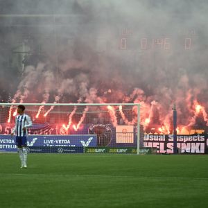 Soihdut palavat HJK:n kotiottelussa.