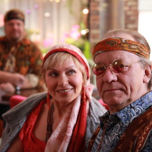 Ainon kahvilan 60-luku bileissä Aino ja Ensio pukeutuneena hipeiksi. Aino katsoo Ensiota.