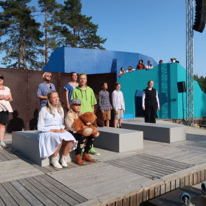En bild av Raseborgs Sommarteaters scen med skådespelare. 