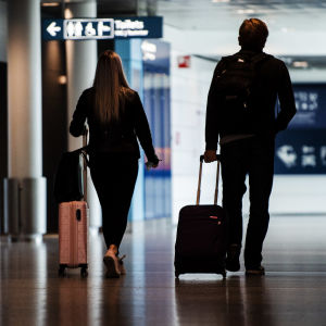 Att införa testkrav i stället för karantän skulle underlätta för turistnäringen och för alla som reser av arbets- och familjeskäl Kuvassa on matkustajia Helsinki-Vantaan lentoasemalla heinäkuussa 2020.