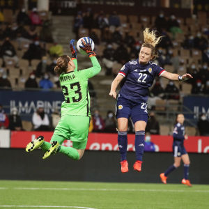Skottlands Erin Cuthbert försöker få hål på Finlands målvakt Tinja-Riikka Korpela. Skottlands Erin Cuthbert försöker få hål på Finlands målvakt Tinja-Riikka Korpela.
