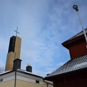 Tornet på Gamlakarleby stadskyrka ovanför hustak.