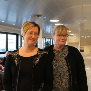 Socialdemokraternas Camilla Gunell och liberalernas Katrin Sjögren har lämnat in ett spörsmål beträffande landskapsregeringens förtroende för Bert Häggblom som talman. Camilla Gunell och Katrin Sjögren står i en pelarsal.