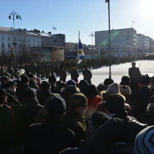 Militär och publik samlade i massor vid Vasa torg.