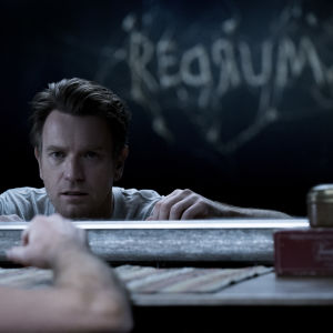 En förvånad och skrämd Danny (Ewan McGregor) ser i spegeln att det på den motsatta väggen dykt upp ordet REDRUM.