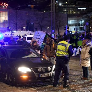 Mielenosoittajia Convoy Finland -tapahtumassa Helsingissä.
