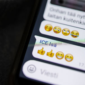 Pikaviestipalvelu WhatsApp OnePlus-älypuhelimen ruudulla.