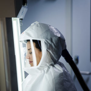 Virologian osaston tutkijatohtori Essi Korhonen työskenteli bioturvallisuustaso 3:n laboratoriossa Helsingissä lokakuussa.