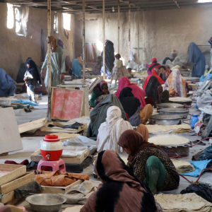 Kvinnor jobbar på ett bageri i Afghanistan