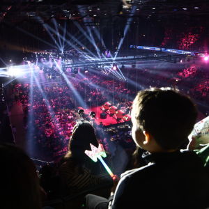 En bild på Melodifestivalens scen, tagen från publiken.