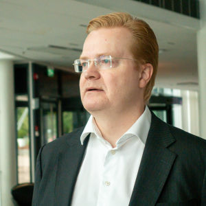 Johtaja Tommi Uitto Nokia One rakennuksessa Nokian kampuksella Karkalliossa Espoosa