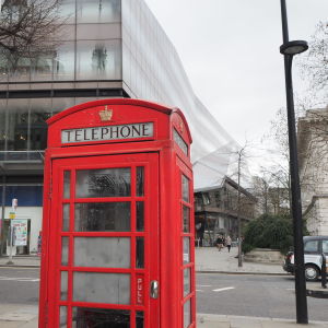 Storbritannien vill bestämma själv. Då kanske både de röda bussarna och telefonkioskerna får bli kvar. Telefonbås i London