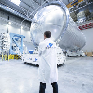 Vetykoneen polttoainetankin täytyy olla tehty samaan tapaan kuin avaruusrakettien tankkien. Tässä tekeillä olevan Ariane 6 -kantoraketin tankki, joka on hieman suurempi mitä lentokoneisiin laitetaan. Ariane 6 -kantoraketin polttoainetankki.