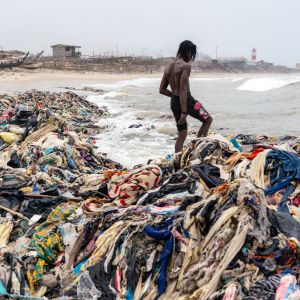 Suuri määrä vaatteita lojuu rannalla Ghanassa.