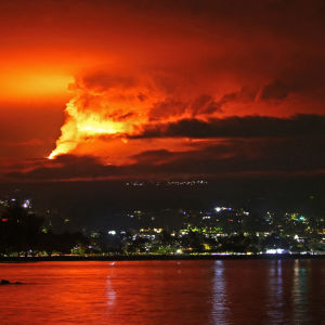 Mauna Loa -tulivuori purkautuu.