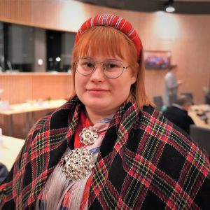 Anni-Sofia Niittyvuopio saamelaiskäräjien kokoussalissa.