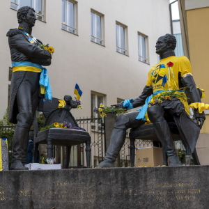 Tapaaminen Turussa 1812 -patsas koristeltu Ukrainan lipuilla, kukkasilla ja T-paidalla.