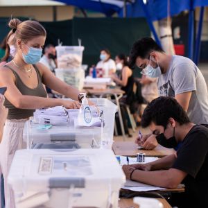 Vaalivirkailijat laskevat vaaleissa annettuja ääniä Chilen pääkaupungissa Santiagossa.