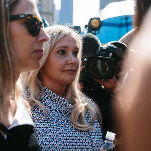Uppgifterna om att Virginia Giuffre (i mitten) som 17-åring utnyttjats av prins Andrew kom fram i samband med skandalerna kring Jeffrey Epstein. Utanför rättssalen.