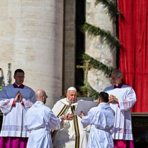 Påven Franciskus leder påskdagens mässa i Vatikanen.