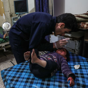 Barn som sårats i granateld vårdades på en klinik i staden Douma, östra Ghouta, på lördagen 3.3.2018.