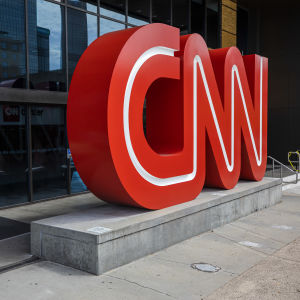 Gatuvy av en stor röd skylt med bokstäverna CNN. 