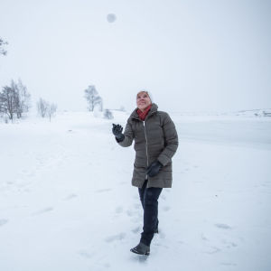Anna-Maja Henriksson heittää lumipallon ilmaan
