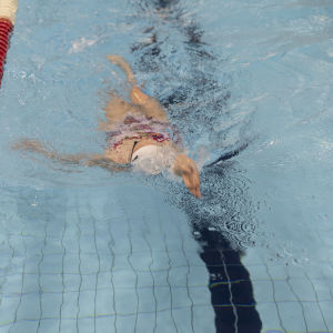 Uimari Laura Lahtinen selkäuinnissa