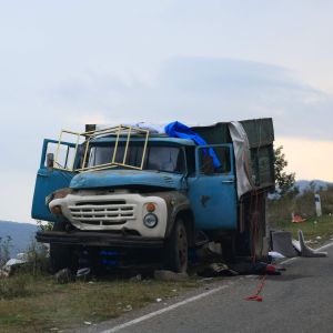 Övergiven lastbil i Nagorno-Karabach