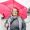 Kati Enkvist står under ett paraply på torget i Vasa
