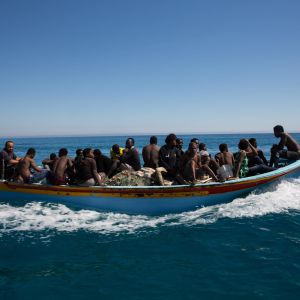 Migranter i en båt vid Libyens kust.