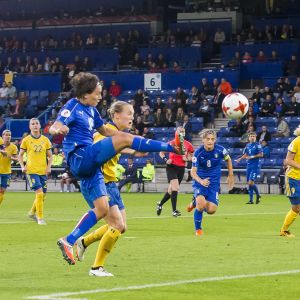 Daniela Sabatino gör mål mot Sverige.