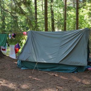 Ett tält med upphängda handdukar. 