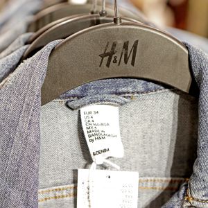 Jeansjackor på klädhängare i H&M.