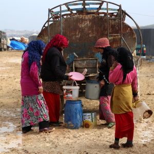Flyktingkvinnor  avhämtar vatten i Syrien 6.1.2018.