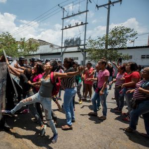 Flickvänner och fruar till fångar drabbade samman med polis utanför polishäktet i Valencia, Venezuela på onsdagen 28.3.