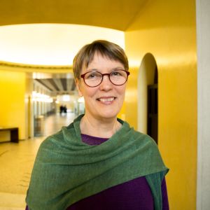 Satu Hassi är utbildad energiingenjör. Hon säger att hon på förhand inte kunde föreställa sig att hon skulle få så mycket nytta av sina studier i sin politiska karriär. satu hassi kansanedustaja kommentoi homeongelmaisten tilannetta.