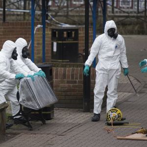 Experter på kemiska vapen tar tillvara den parkbänk i Salisbury där Sergei och Julia Skripal kollapsade den 4 mars 