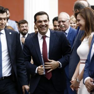 Det var idel glada miner i Bryssel förra veckan då eurogruppen beslöt om lättnader så att Grekland kan lösgöra sig från det åtta år långa stödprogrammet. Premiärminister Alexis Tsipras i mitten