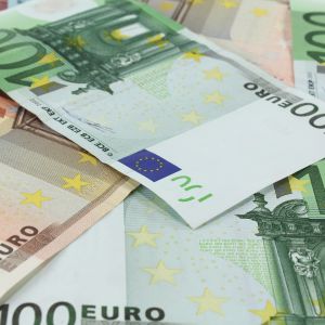 Eurosedlar huller om buller på en yta.