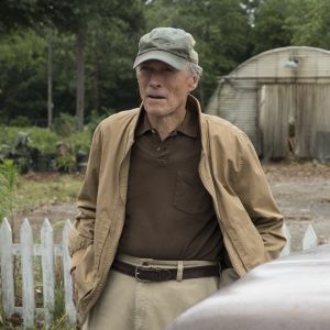 Clint Eastwoods Earl framför sitt förfallna växthus.