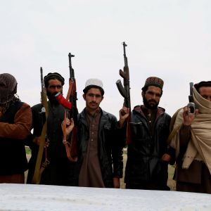 IS-krigare med vapen