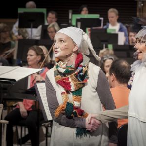 Radion sinfoniaorkesterin lastenkonsertin hahmot siili ja pupu keskustelevat