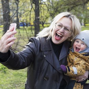 Catariina Salo tillsammans med sitt barn. Catariina Salo tar en glad selfie tillsammans med sitt barn som hon har i famnen.