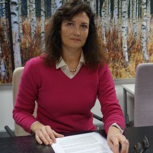 Tirsa Forssell säger att landinformationsavdelningen kommer att publicera kortare rapporter i första hand om Afghanistan, Irak och Somalia. Direktören för den juridiska servicen på Migrationsverket Tirsa Forssell läser rapport som ligger på bordet framför henne