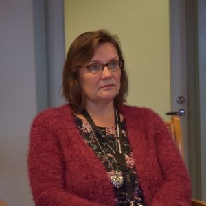 Vi har en bra hälsovård och en bra situation i övrigt i Hangö, så jag tror absolut att vi kommer att klara av den här situationen, säger grundtrygghetsdirektör Elisabeth Kajander. Elisabeth Kajander