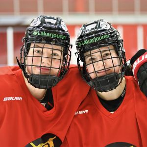 Ronja Savolainen och Petra Nieminen på isen.