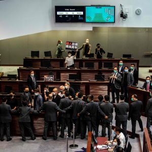 Protesterande prodemokratiska parlamentsledamöter i Hongkongs parlament under debatten om nationalsångslagen 4.6.2020 d 